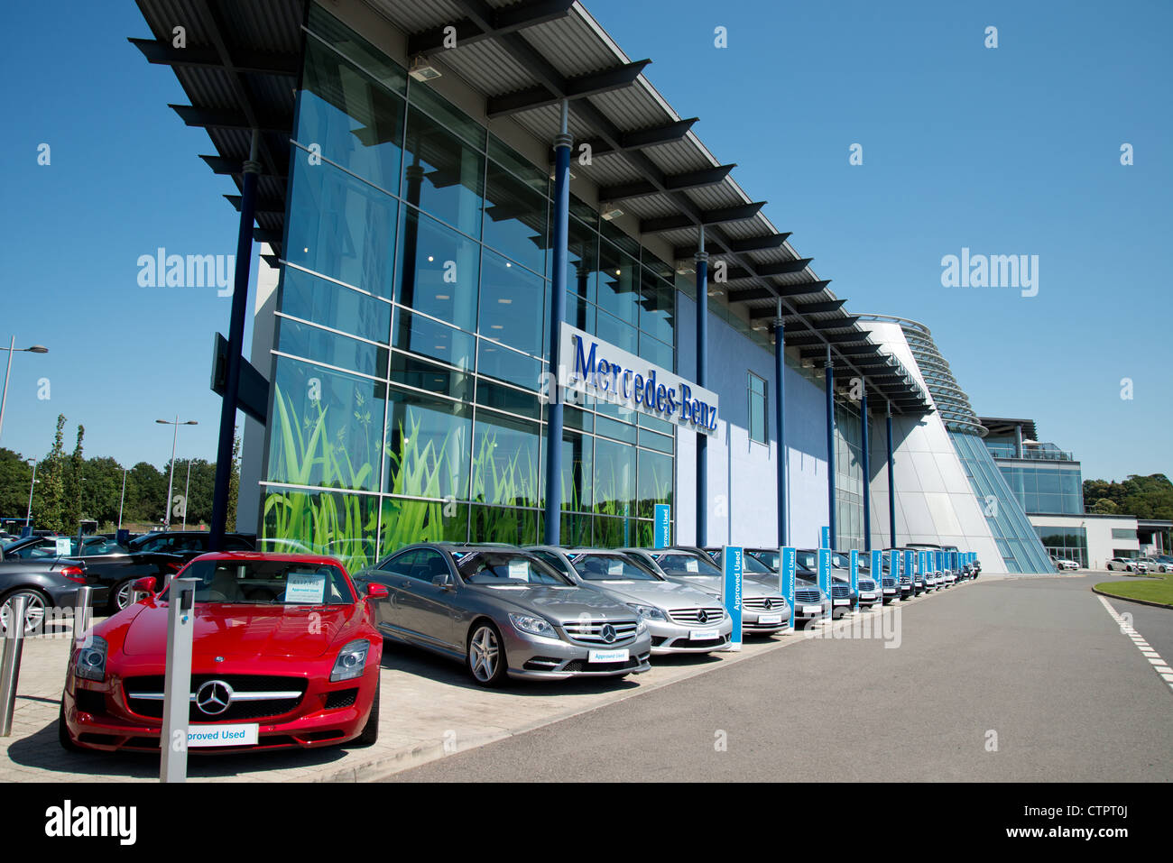 Achat voitures au Mercedes-Benz World, Brooklands, Weybridge, Surrey, Angleterre, Royaume-Uni Banque D'Images