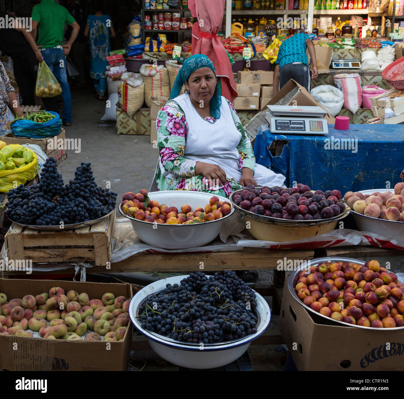 Vendeur de fruits, Cheikh Mansour marché, Dushanbe, Tadjikistan Banque D'Images