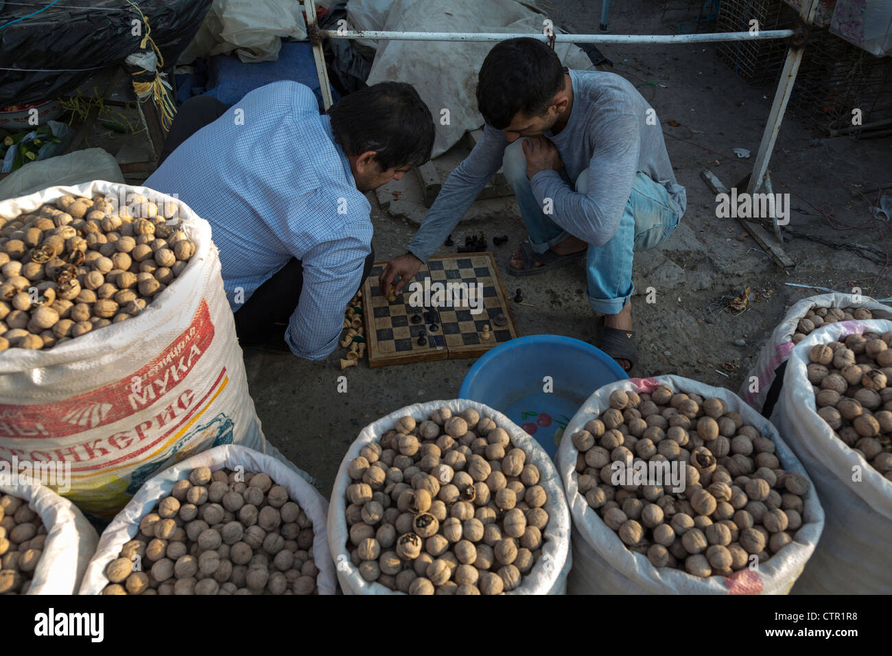 Les vendeurs de noix en jouant aux échecs, le cheikh Mansour marché, Dushanbe, Tadjikistan Banque D'Images