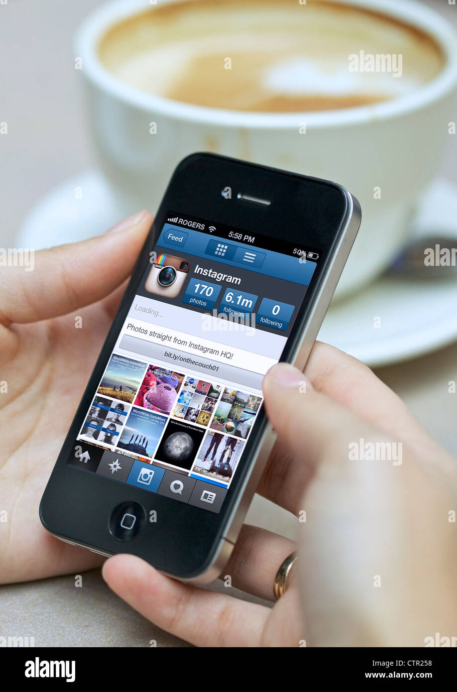 Close up photo de femme tienne un iphone utilisant l'app Appareil photo Instagram Banque D'Images