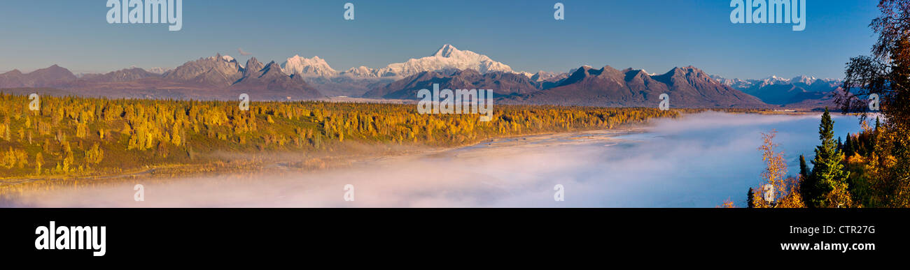 Vue panoramique matin brouillard dans la vallée de la rivière Chulitna Mt McKinley en arrière-plan Denali State Park Winter Automne Banque D'Images