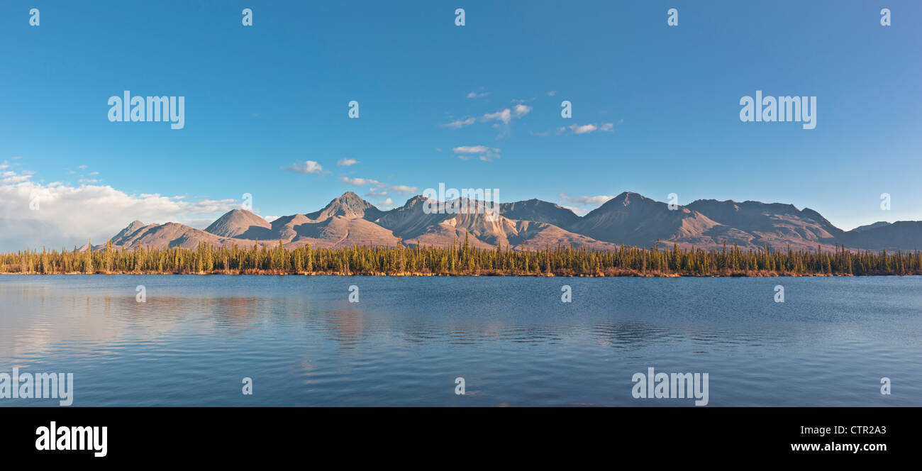 Vue panoramique sur les montagnes et un lac vu de Denali Highway, Southcentral Alaska, automne Banque D'Images
