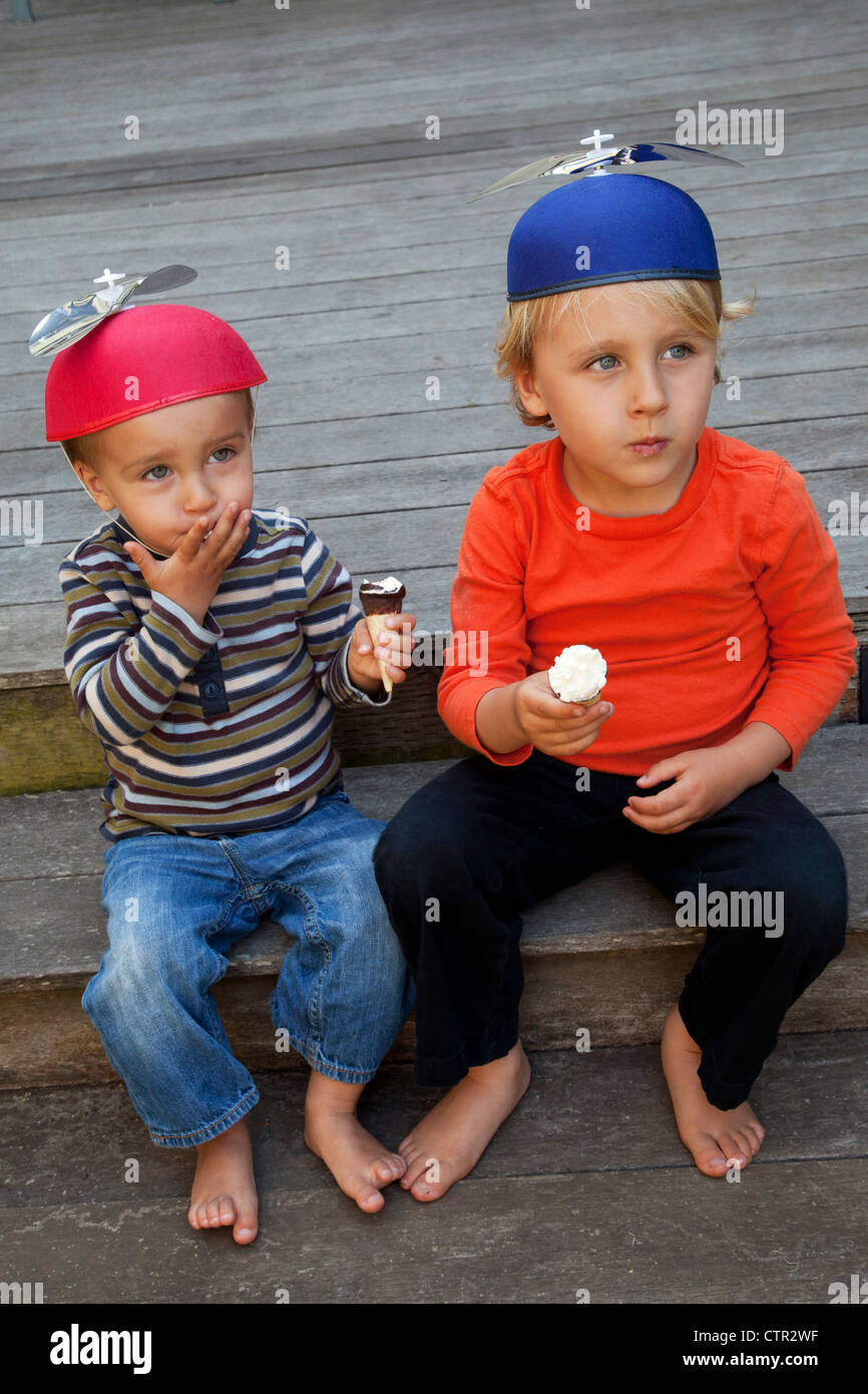Deux frères sont sur un pas de manger des glaces. Banque D'Images