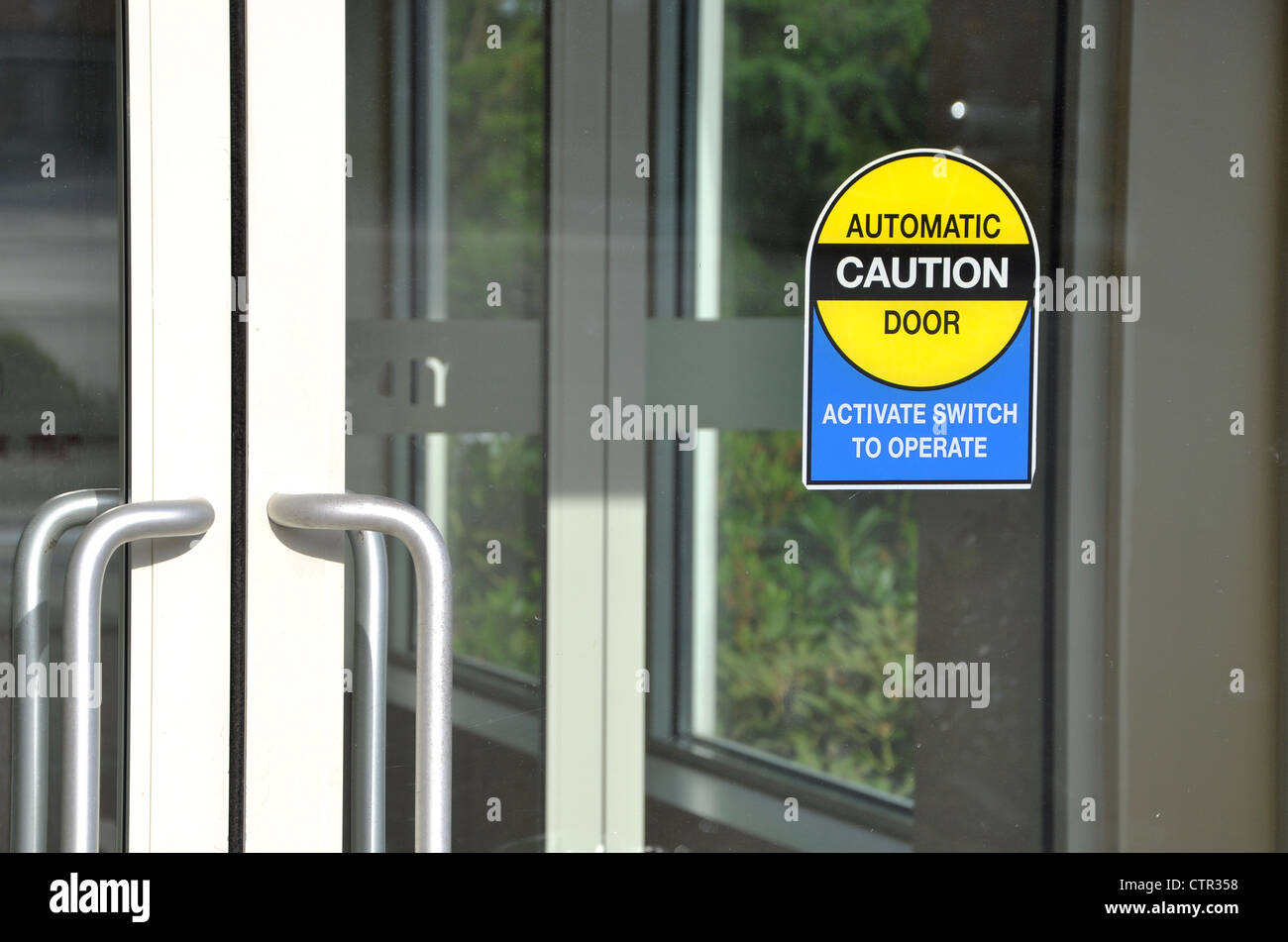 Attention affiche de porte automatique Banque D'Images