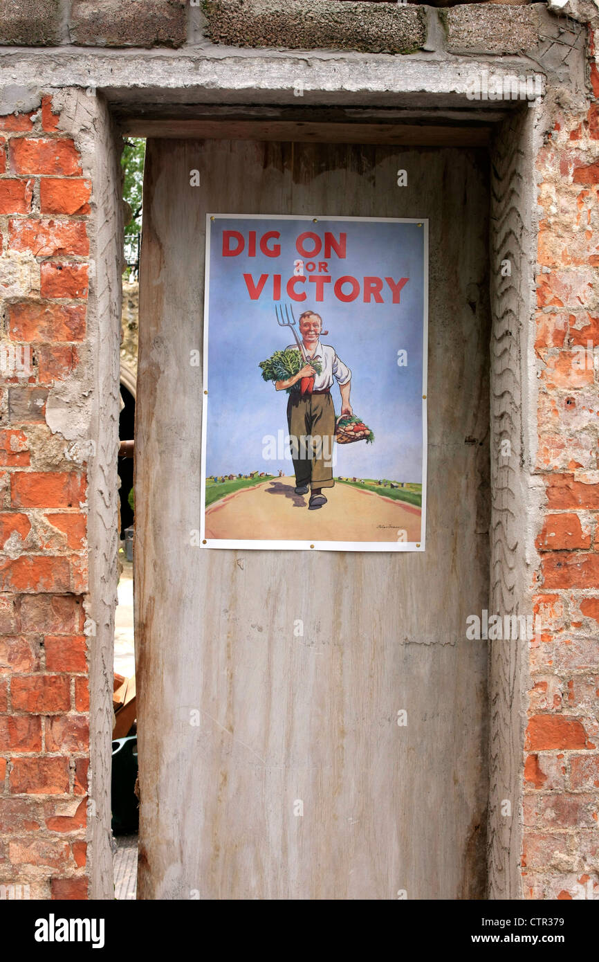 Affiches de propagande de la WW2 la promotion Dig for Victory Banque D'Images