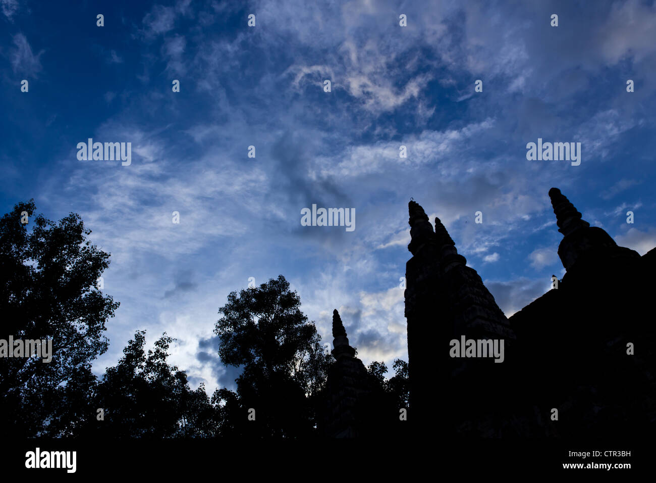 Silhouette de la Pagode antique avec bleu et ciel nuageux en arrière-plan. Banque D'Images