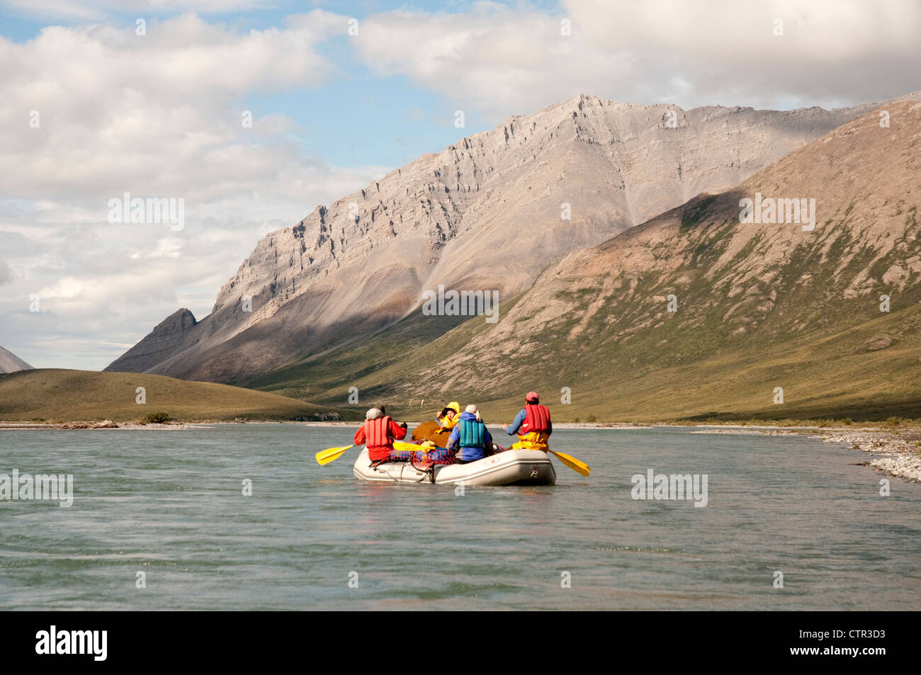 Les gens de rafting sur la fourche du marais de la rivière Canning dans la chaîne de Brooks, l'Arctic National Wildlife Refuge, en Alaska, l'été Banque D'Images