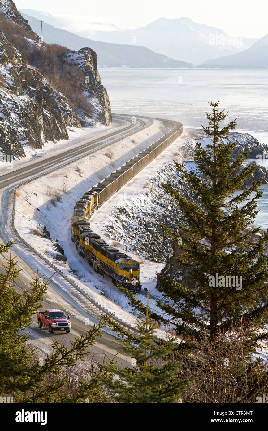Alaska Railroad Train de charbon traverse le Windy Point le long de Turnagain Arm, Southcentral Alaska, Winter Banque D'Images