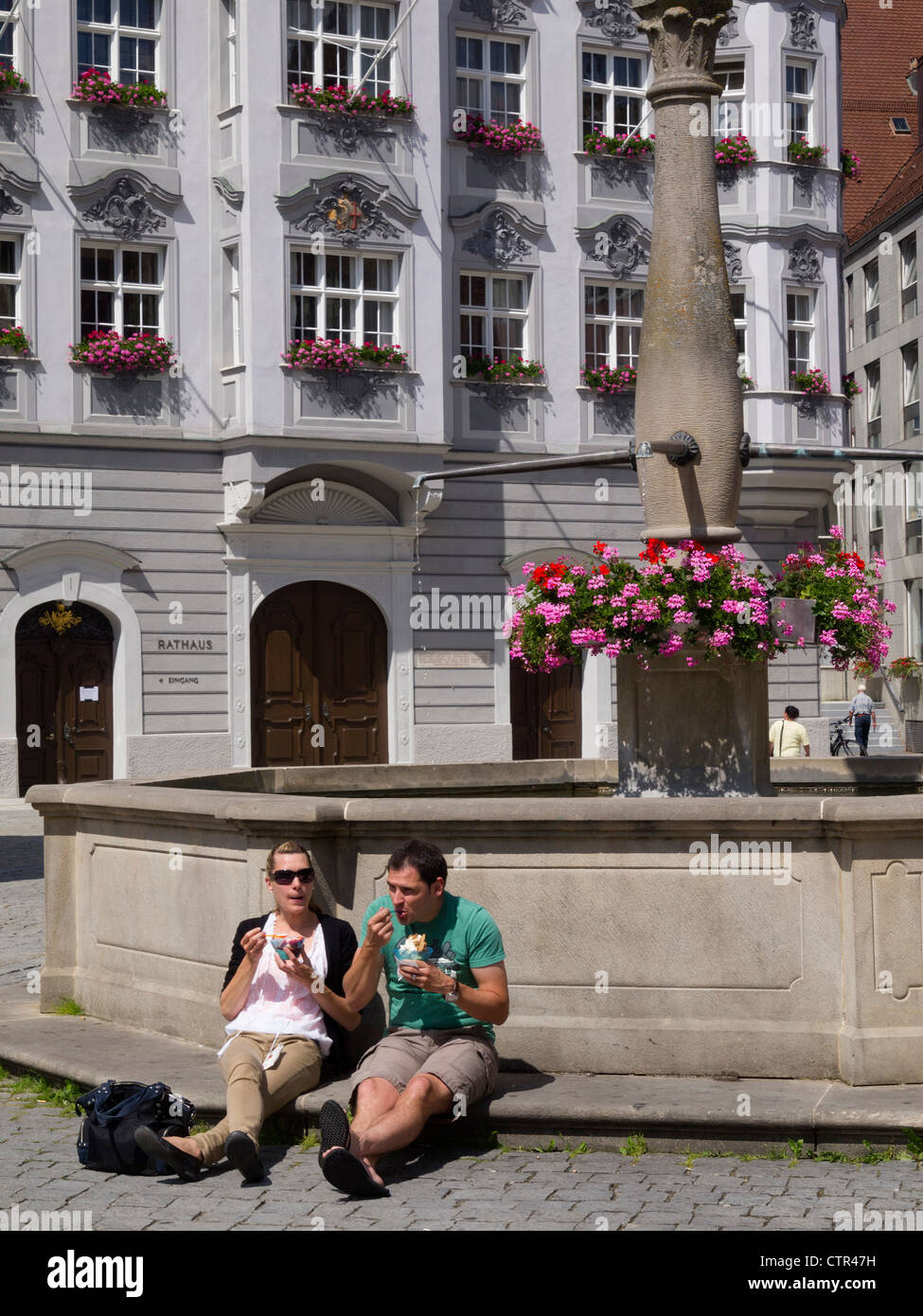 Couple eating ice cream dans les rues de Memmingen, Allemagne, Europe Banque D'Images