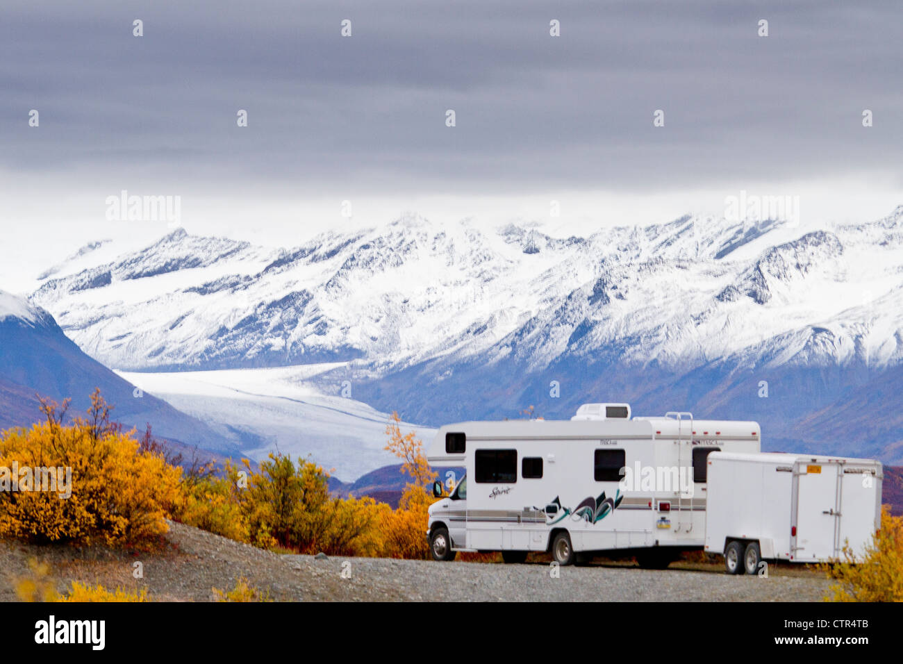 Camping garée devant Maclaren Maclaren River Lodge en arrière-plan Glacier Denali Highway Winter Automne Banque D'Images