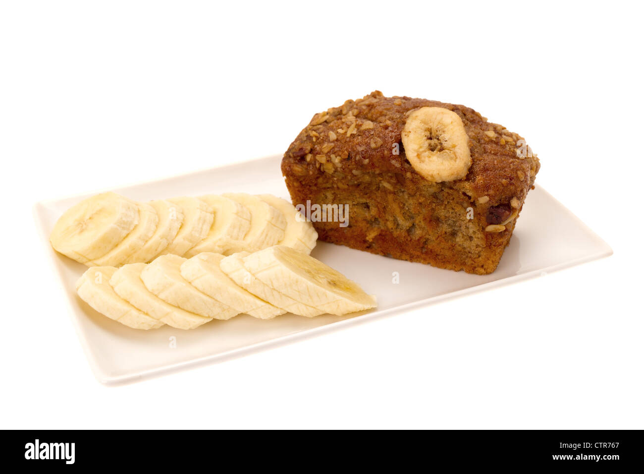 Gâteau de pain aux bananes avec des tranches de banane fraîche - studio shot isolé sur blanc. Banque D'Images