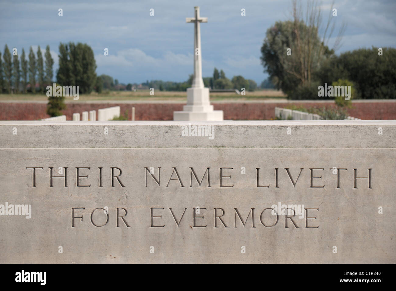 "Leurs noms vivent pour toujours' sur la pierre du Souvenir dans la rue Petillon cimetière militaire, Pas de Calais, France. Banque D'Images