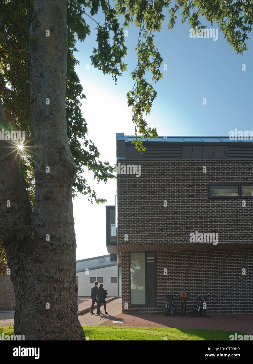 Un plan profond éclairée et ventilée Naturellement,Bibliothèque de l'école et de classe. L'extérieur est fabriqué à la main de la construction en brique. C'est Banque D'Images