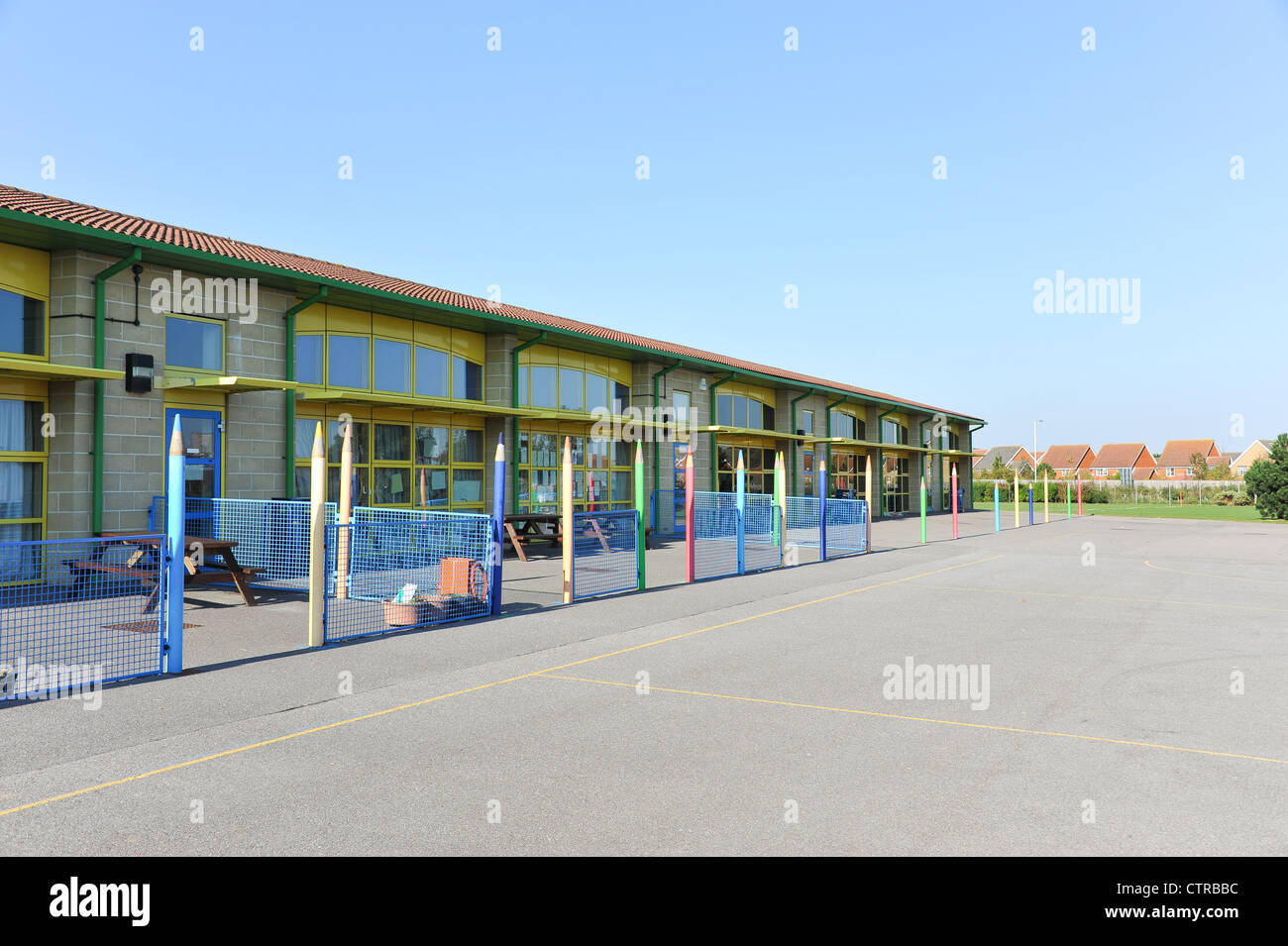 Bâtiment de l'école moderne et aire de jeux - UK enfant/junior school les élèves de 5 à 10 ans Banque D'Images