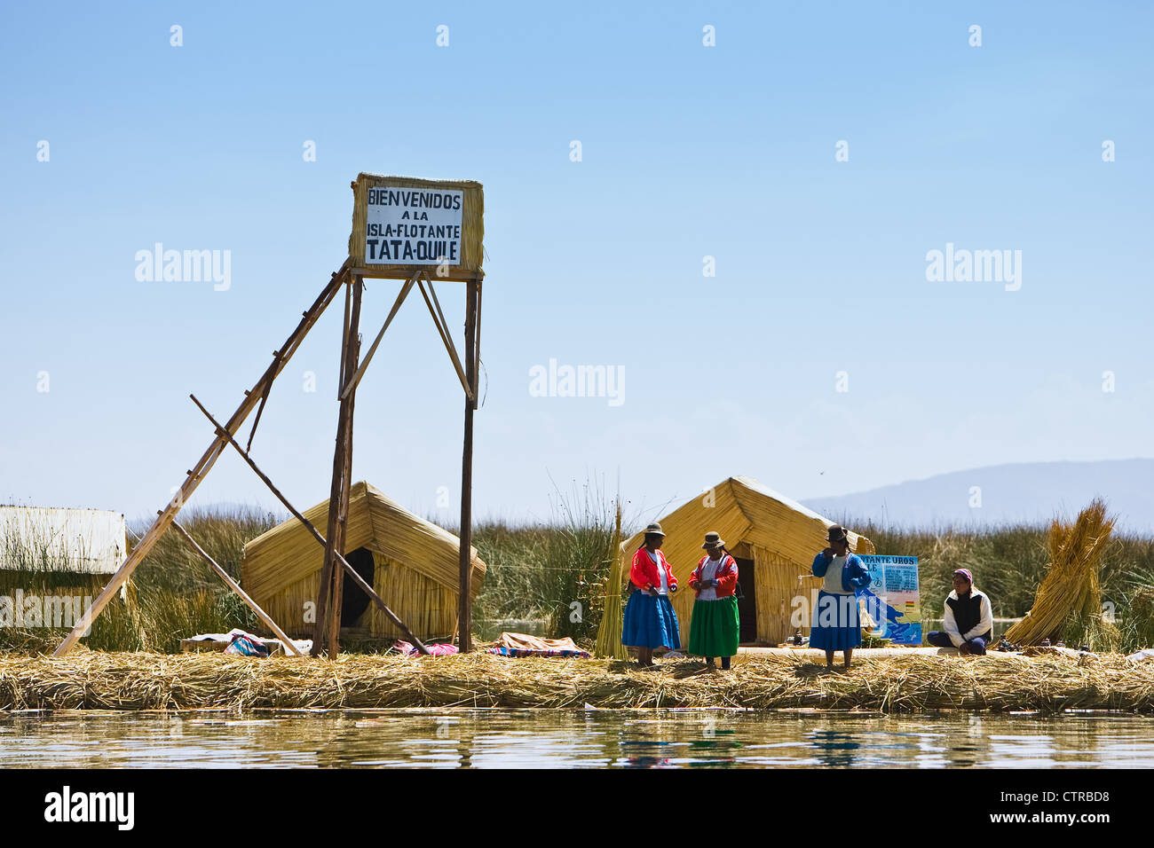 Uros femme des îles flottantes sur le lac Titicaca, près de Puno, Pérou Banque D'Images