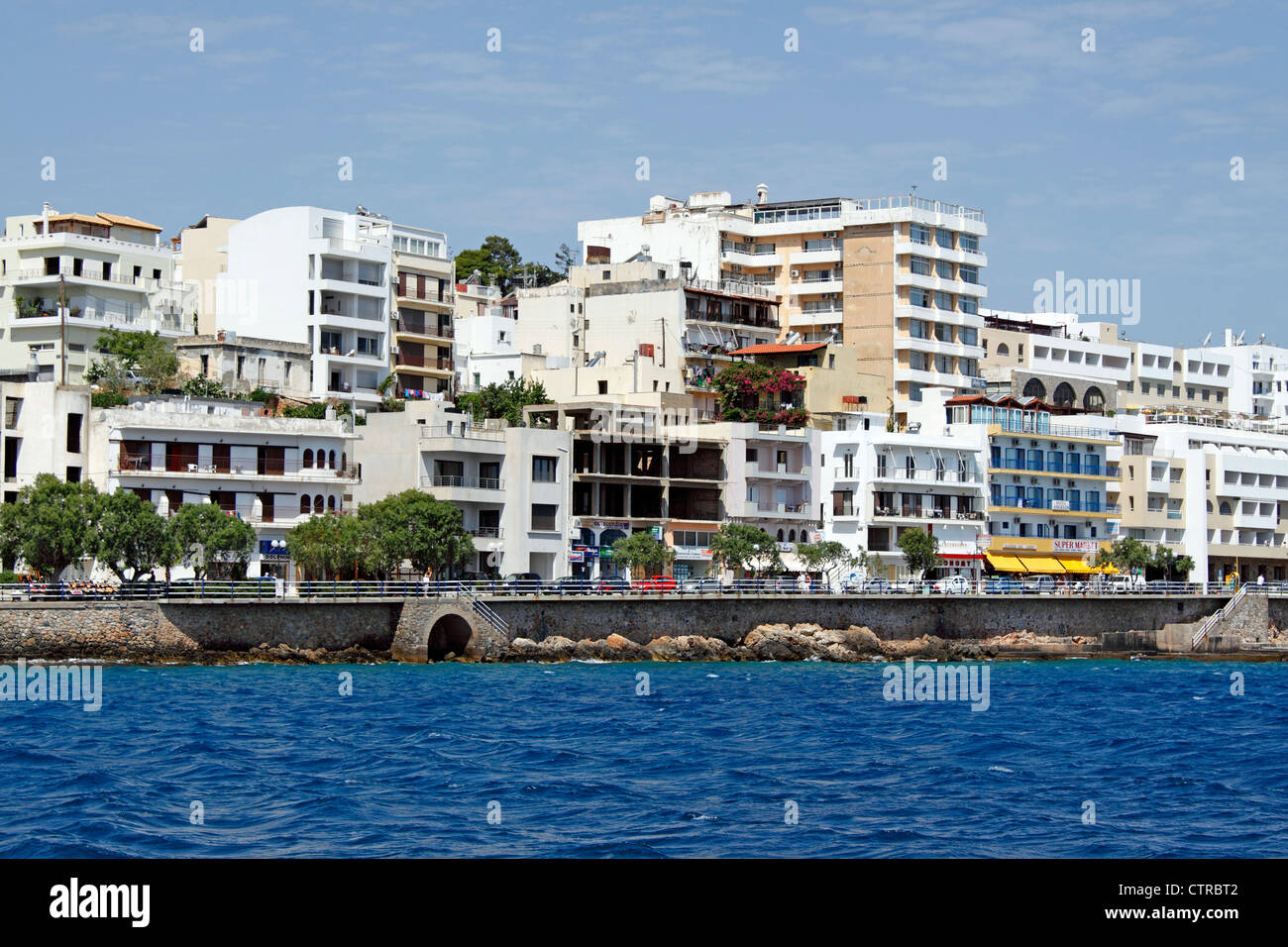 Le pittoresque front de mer à Aghios Nikolaos SUR L'île grecque de Crète. L'EUROPE. Banque D'Images