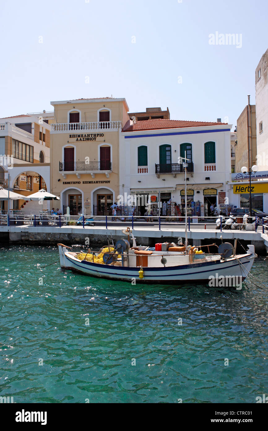 Le pittoresque front de mer à Aghios Nikolaos SUR L'île grecque de Crète. L'EUROPE. Banque D'Images