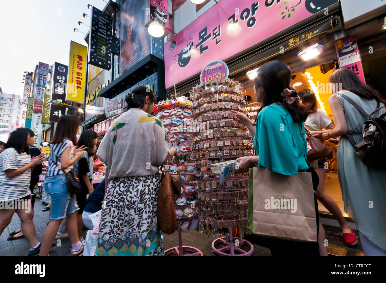 Myeongdong seoul shopping magasins boutique Banque de photographies et ...