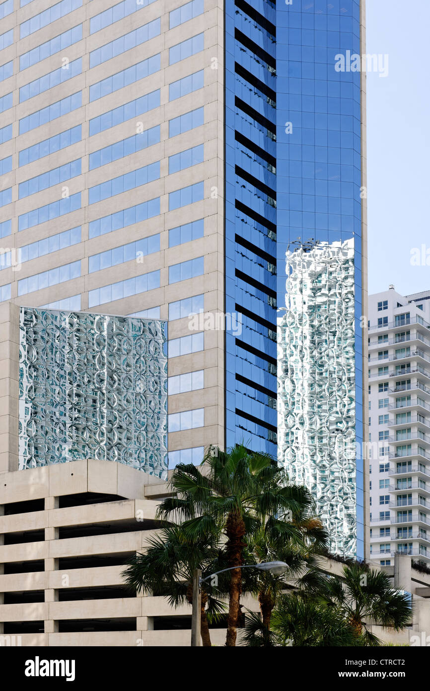 En raison de façades en gratte-ciel, Brickell le long de Biscayne Bay, quartier financier de Brickell, Miami, Floride, USA Banque D'Images