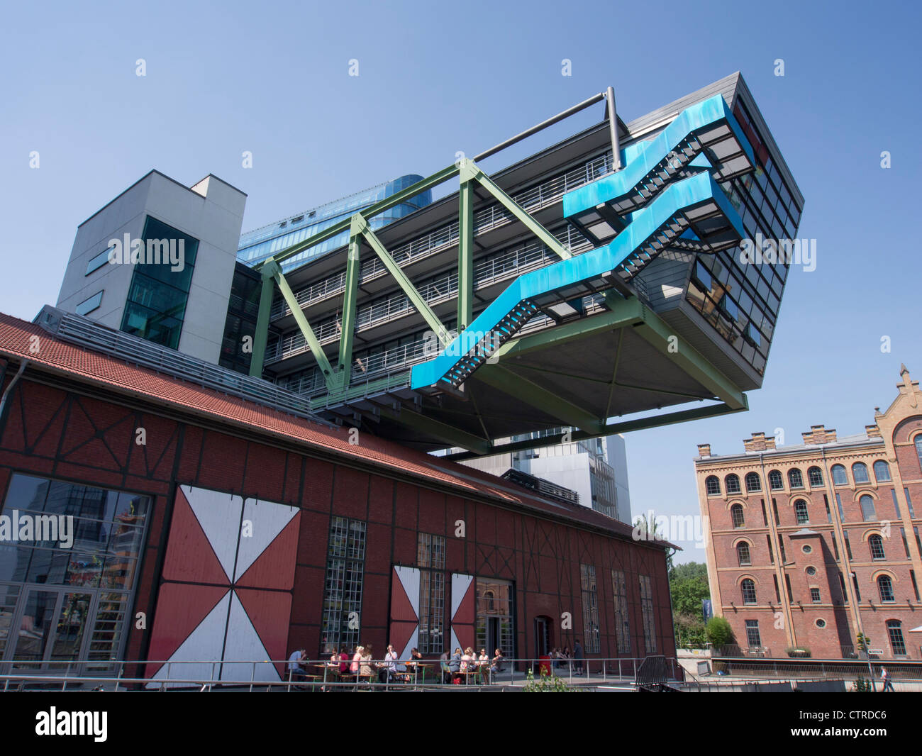 L'architecture moderne de l'agence de publicité Ogilvy au siège ou Medienhafen Media Harbour à Dusseldorf ALLEMAGNE Banque D'Images