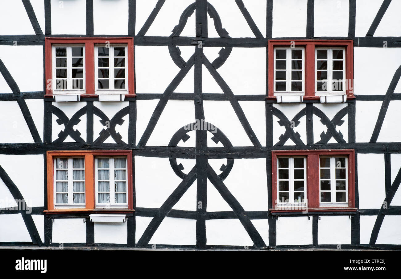 Détail de l'époque médiévale à colombages dans le village historique de Monschau dans la région de l'Eifel, en Rhénanie du Nord-Westphalie, Allemagne Banque D'Images