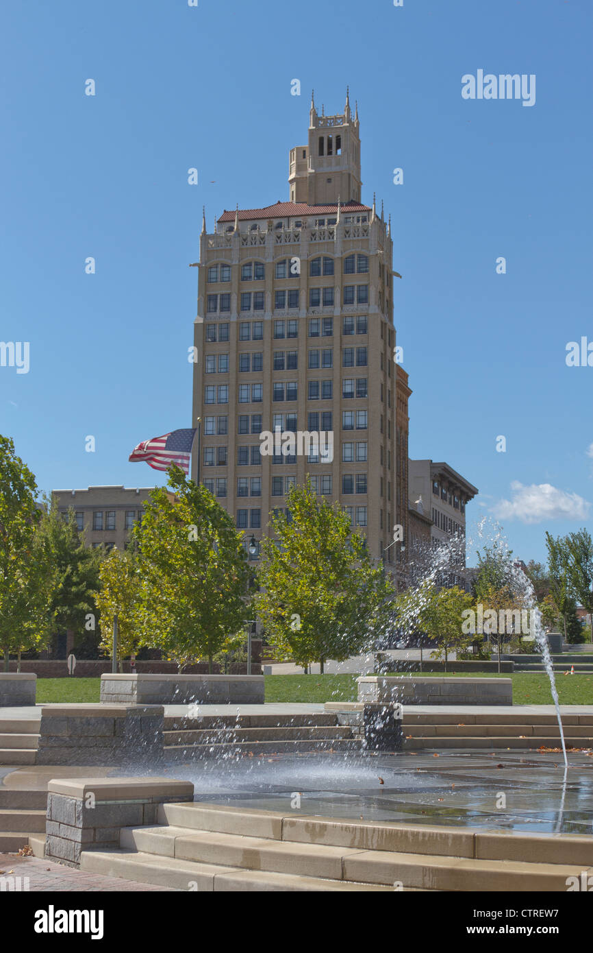 Centre-ville d'Asheville, en Caroline du Nord avec un vieux bâtiment Art déco et fontaine en Pack Square à l'avant-plan Banque D'Images