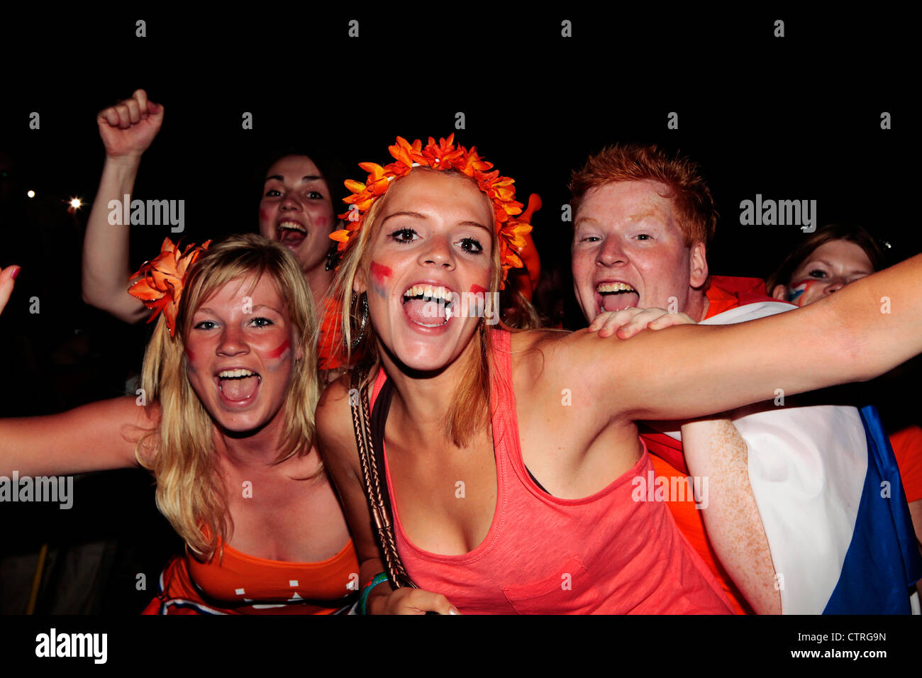 Les fans de football néerlandais joyeux célèbrent après la victoire de l'équipe de soccer de la Hollande contre l'Argentine en demi-finales de la Coupe du monde, 2010 Banque D'Images