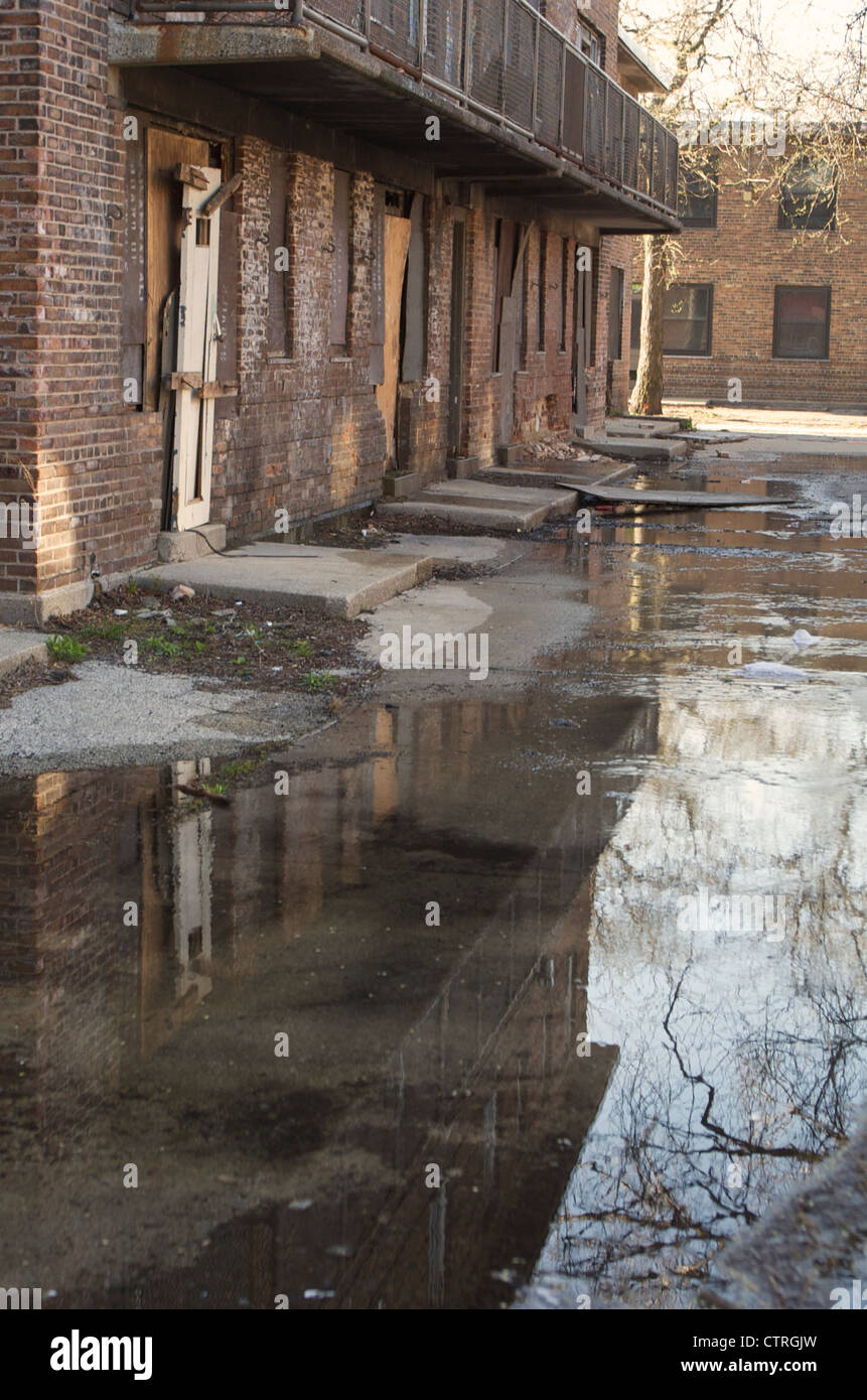 Un corps de l'eau debout en dehors de libérer les appartements de l'Ida B. Wells a condamné le projet de logement à Chicago le 24 avril, 2002 Banque D'Images