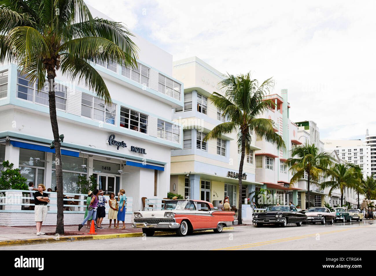 American Classic cars, l'hôtel Avalon, Ocean Drive, Miami quartier Art déco de South Beach, Florida, USA Banque D'Images