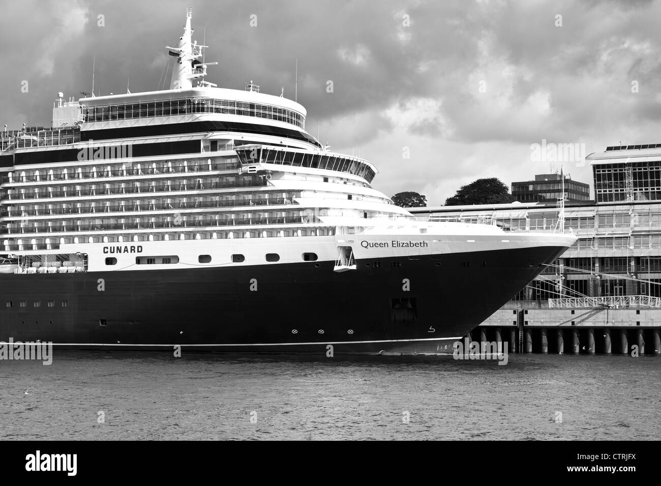 Shot de la Reine Mary de la Cunard bateau de croisière dans le port de Hambourg en juillet 2012 Banque D'Images