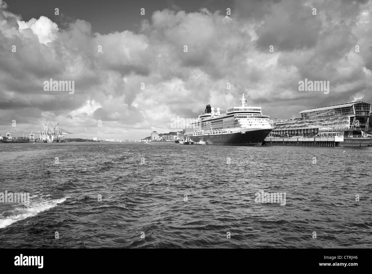 Shot de la Reine Mary de la Cunard bateau de croisière dans le port de Hambourg en juillet 2012 Banque D'Images