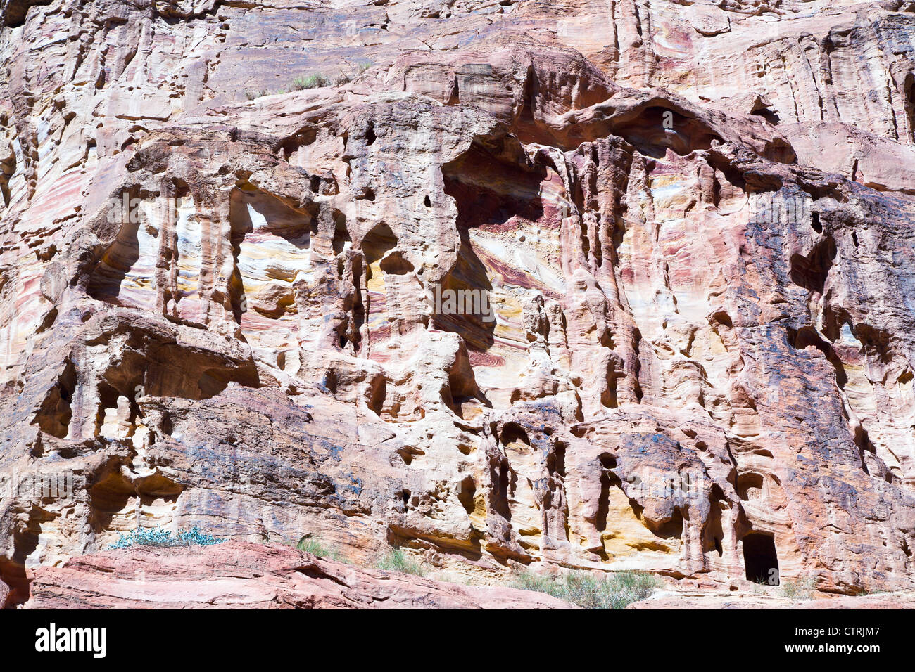 La texture de la montagne de grès érodées dans mur Siq, Petra Banque D'Images