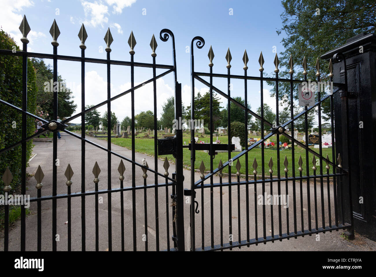 Portes en fer forgé à l'entrée de l'Église Cimetière Warblington Banque D'Images