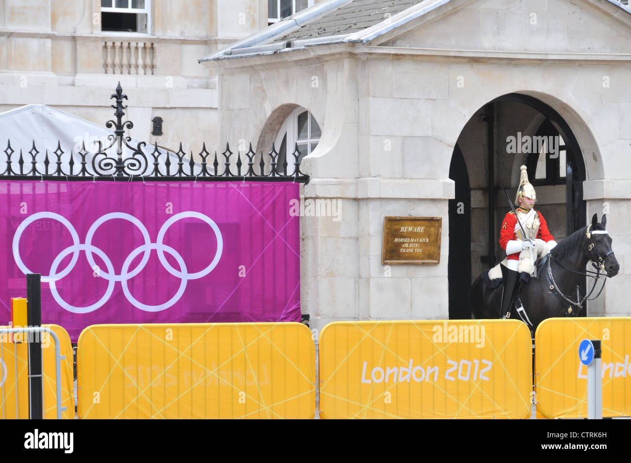 Les symboles des Jeux Olympiques de Londres 2012 typeface Anneaux olympiques Horseguards Guardsman attention Banque D'Images