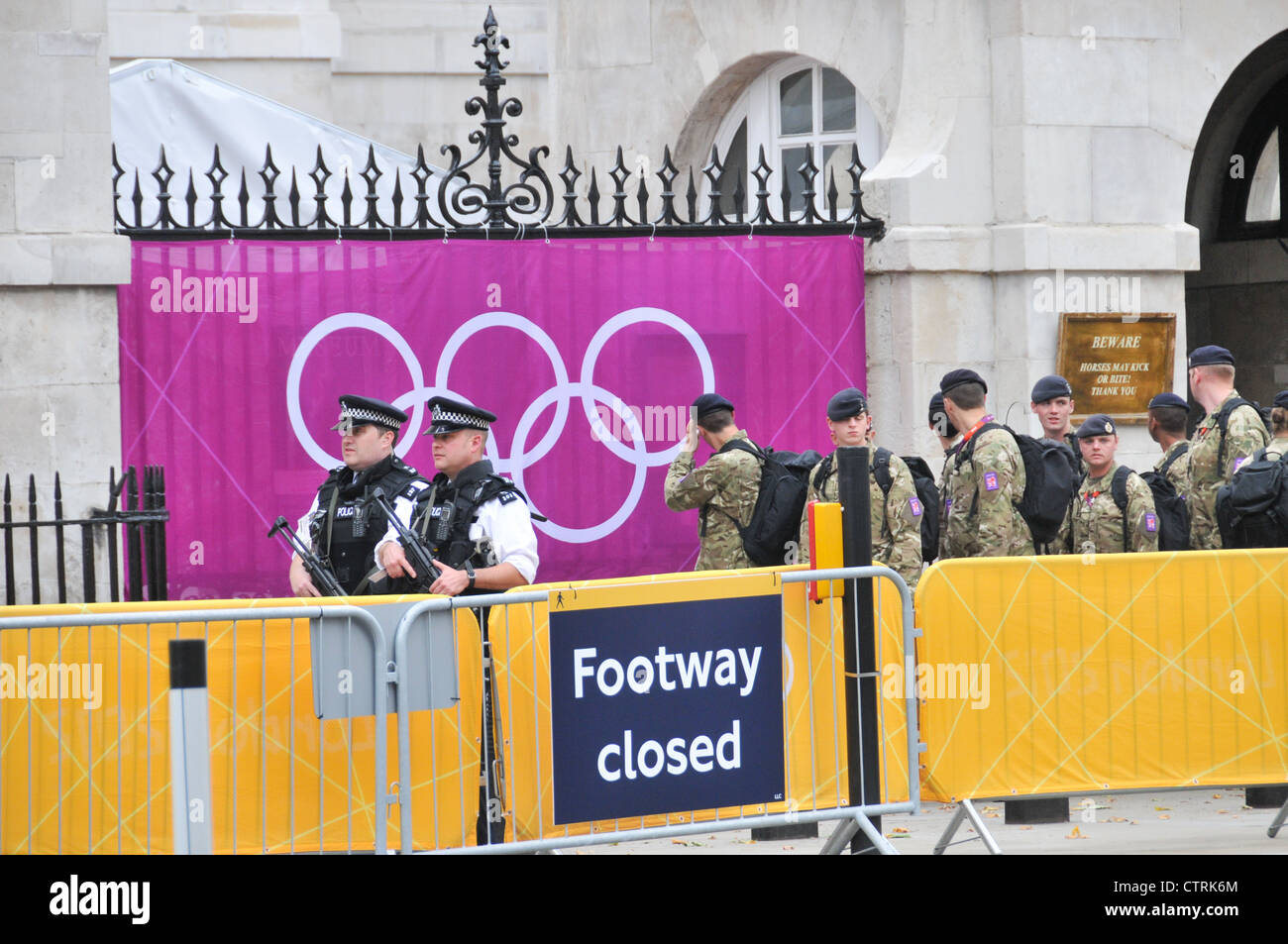 Les symboles des Jeux Olympiques de Londres 2012 typeface Anneaux olympiques Horseguards soldats armés d'armes à feu des agents de police de sécurité Banque D'Images
