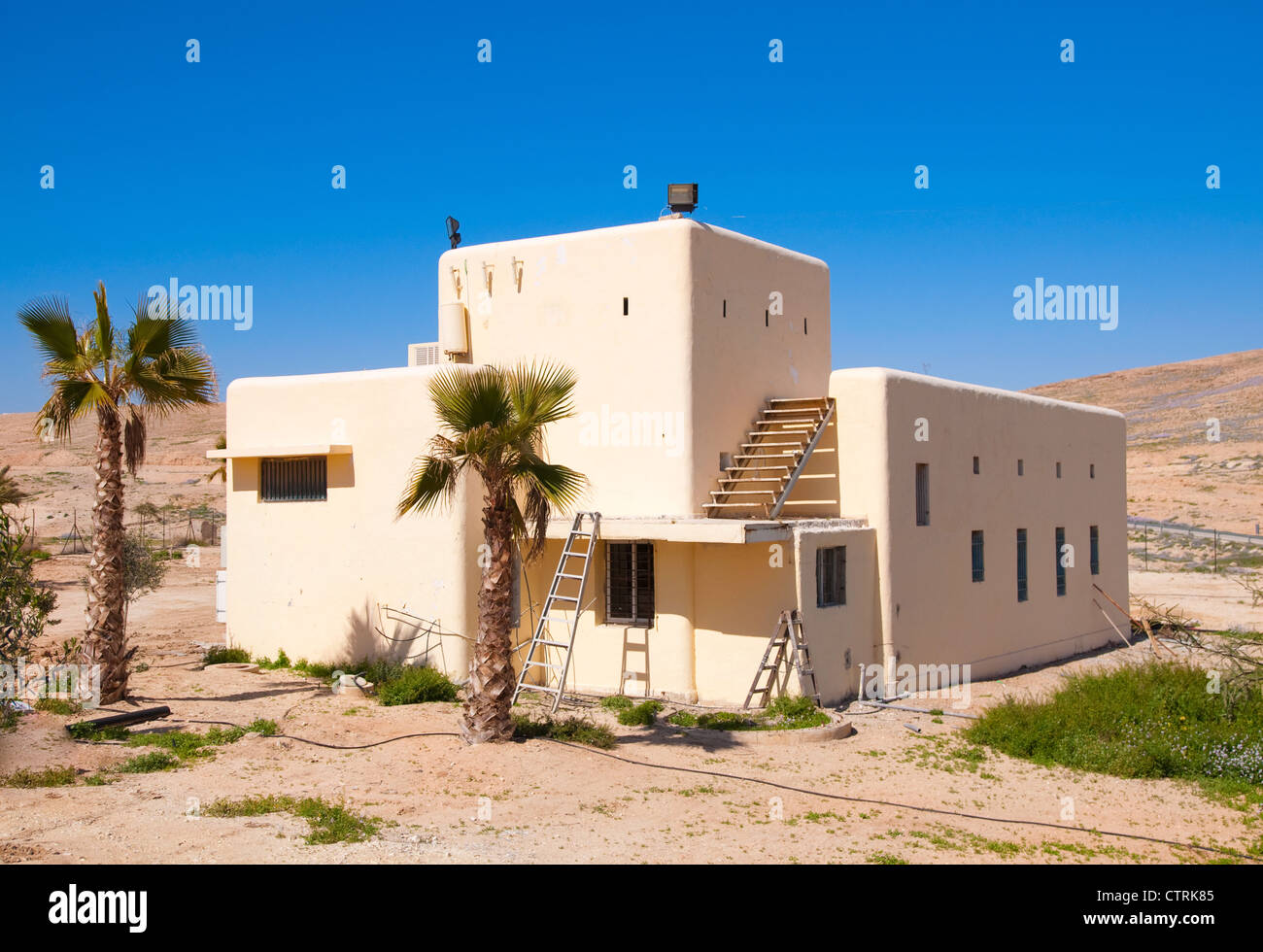 Vieaw sur petite maison en Judée désert Banque D'Images