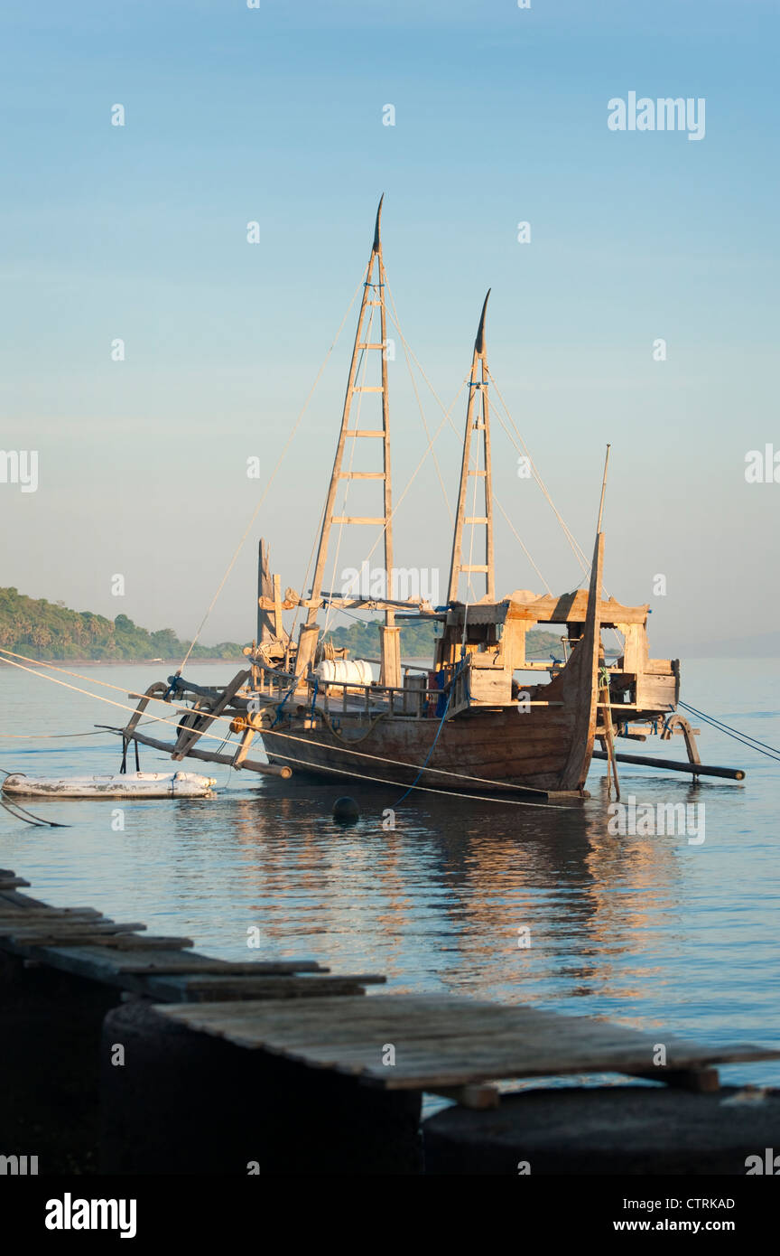Un bateau de pêche des senneurs exotique appelé Prahu Madura est amarré dans le village de pêcheurs de Pemuteran, Bali, Indonésie. Banque D'Images