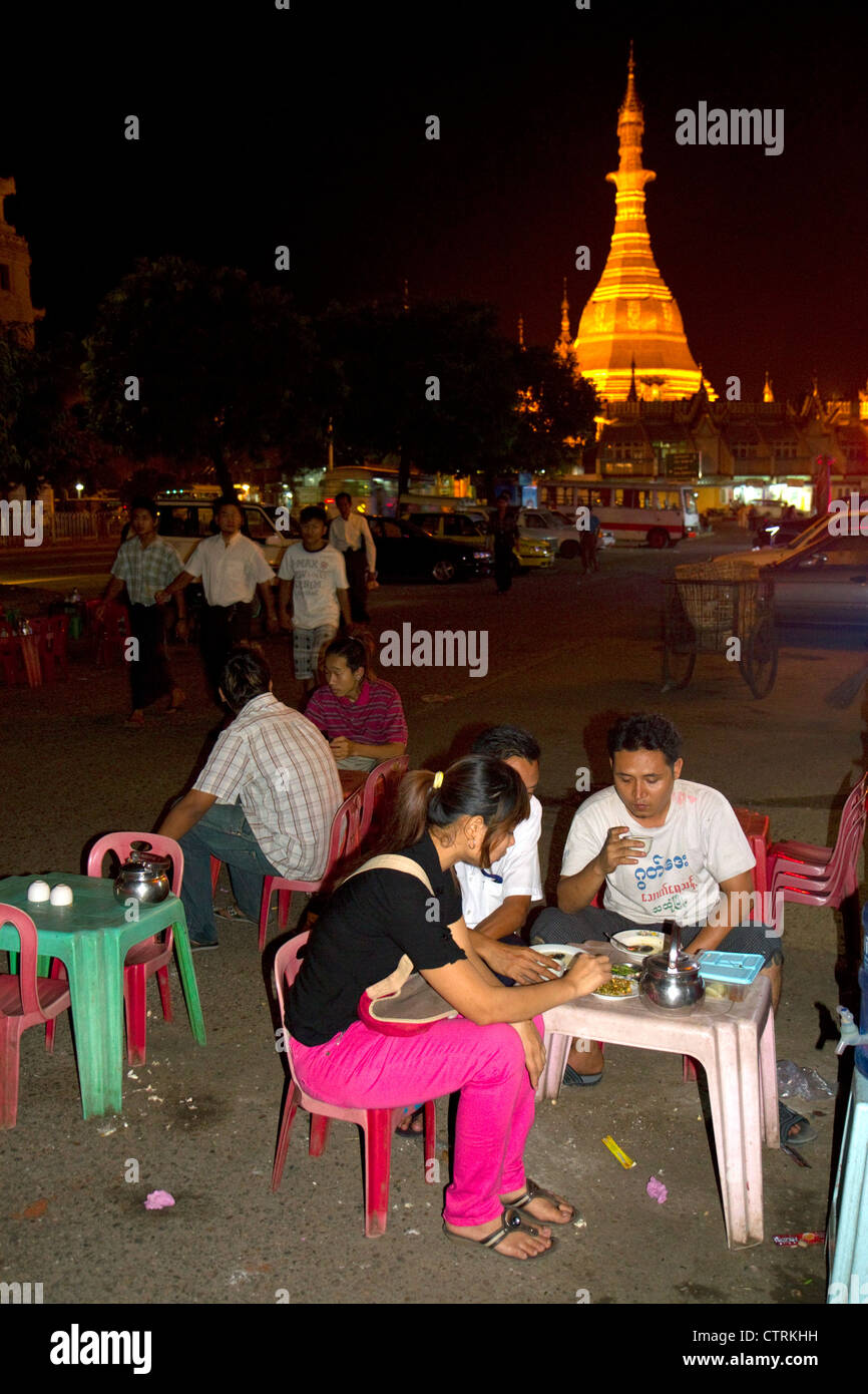 Birmans manger et boire en plein air près de la Paya Sule situé au coeur du centre-ville de Yangon (Rangoon), la Birmanie (Myanmar). Banque D'Images