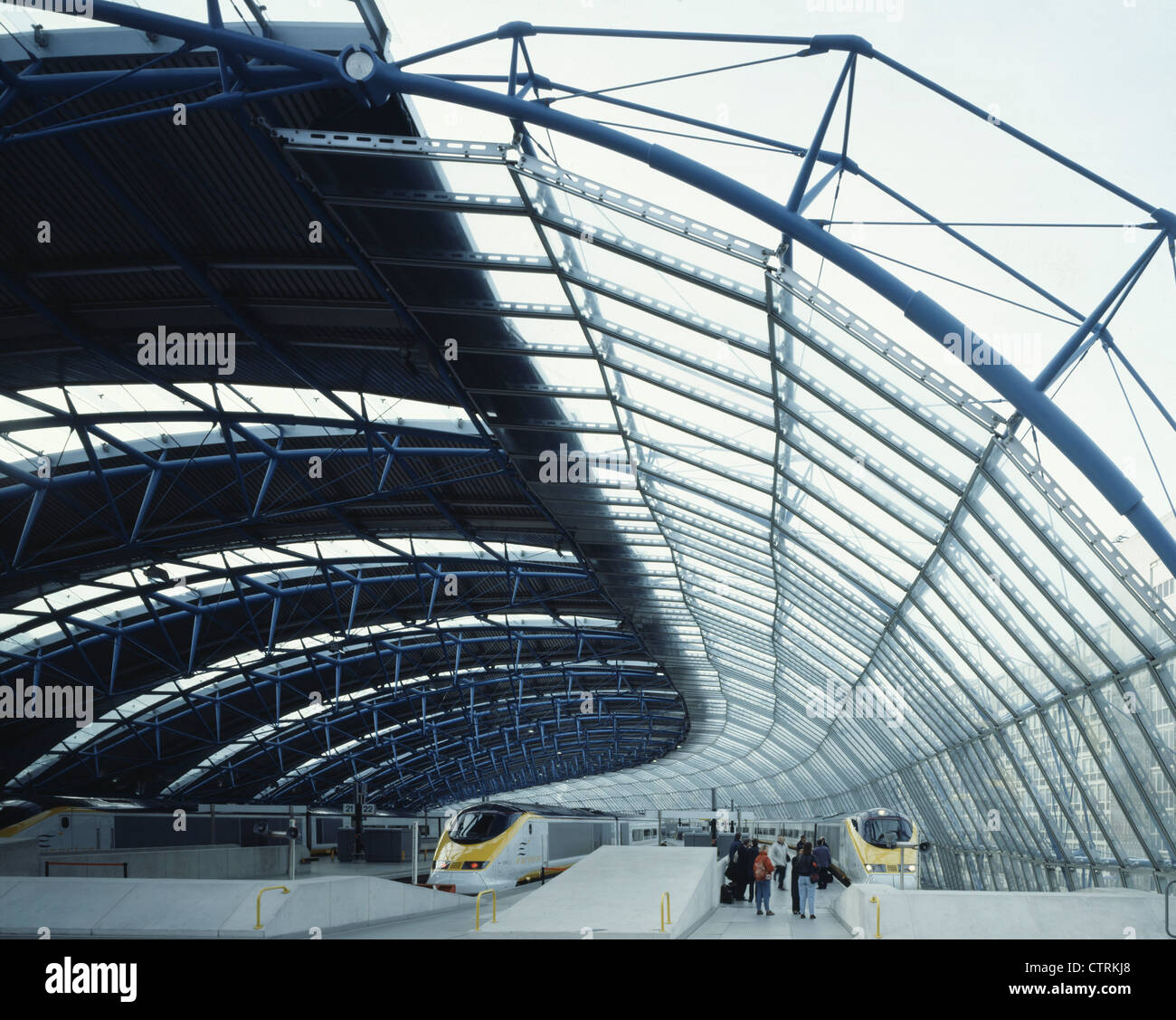 Waterloo International Terminal train quitter montrant la construction arch Banque D'Images