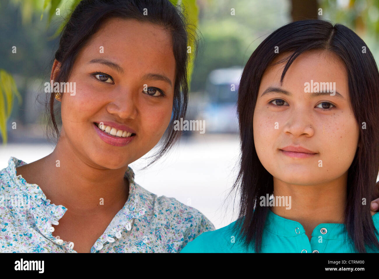 Portrait de deux jeunes filles birmanes à Yangon (Rangoon), la Birmanie (Myanmar). Banque D'Images