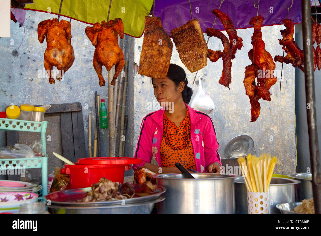 Street food vendor la vente de viandes diverses à Yangon (Rangoon), la Birmanie (Myanmar). Banque D'Images
