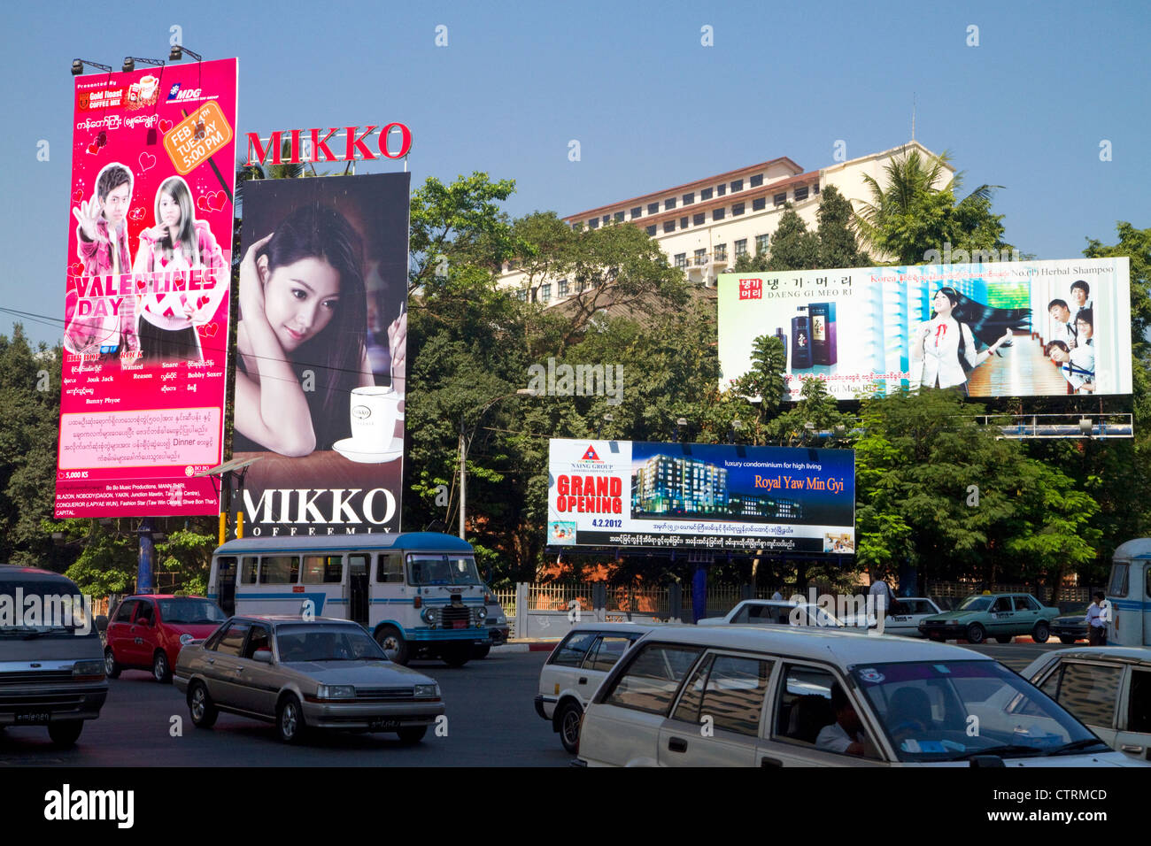 Des panneaux publicitaires dans le centre-ville de Yangon (Rangoon), la Birmanie (Myanmar). Banque D'Images