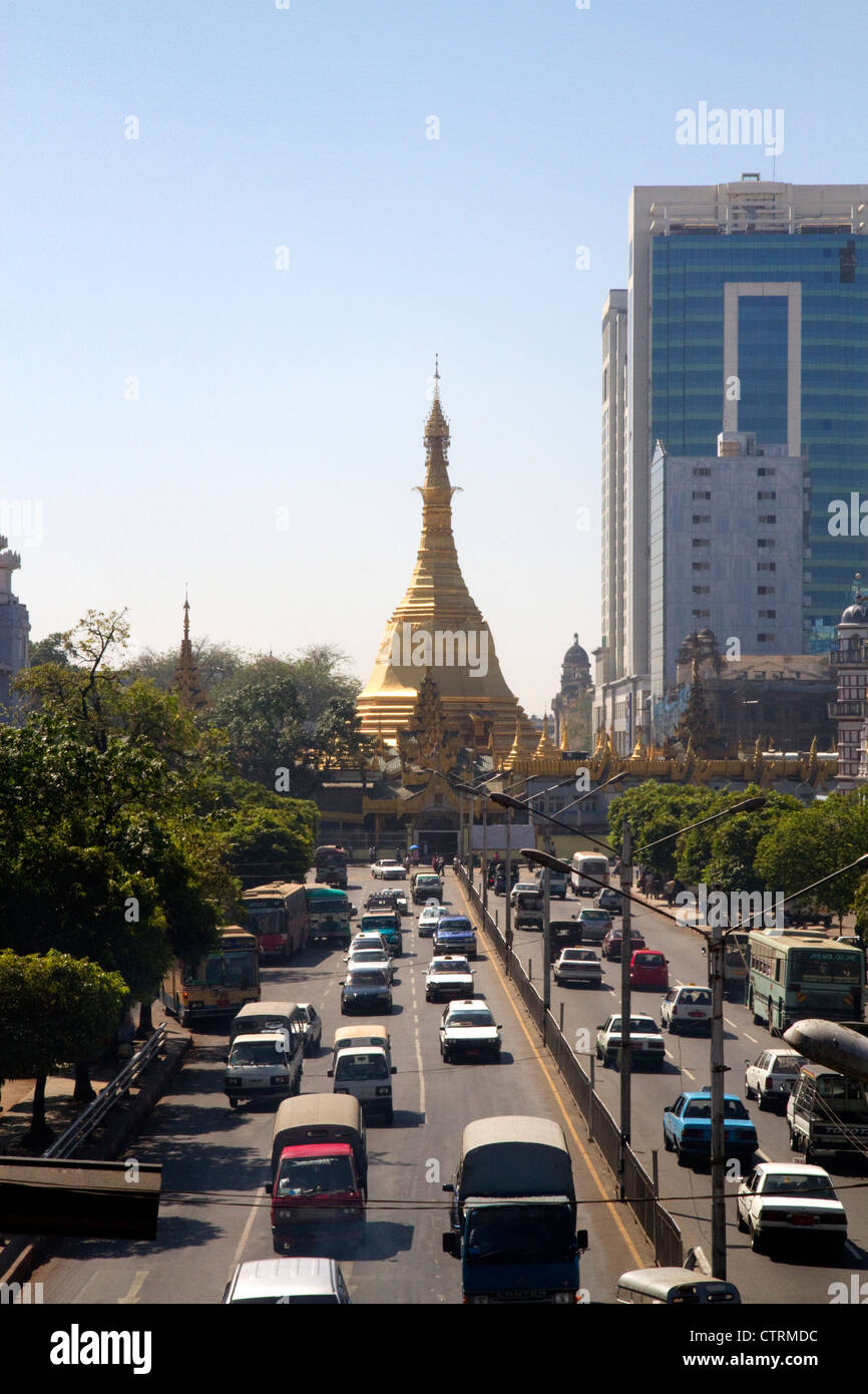 Sule Paya Road situé au coeur du centre-ville de Yangon (Rangoon), la Birmanie (Myanmar). Banque D'Images