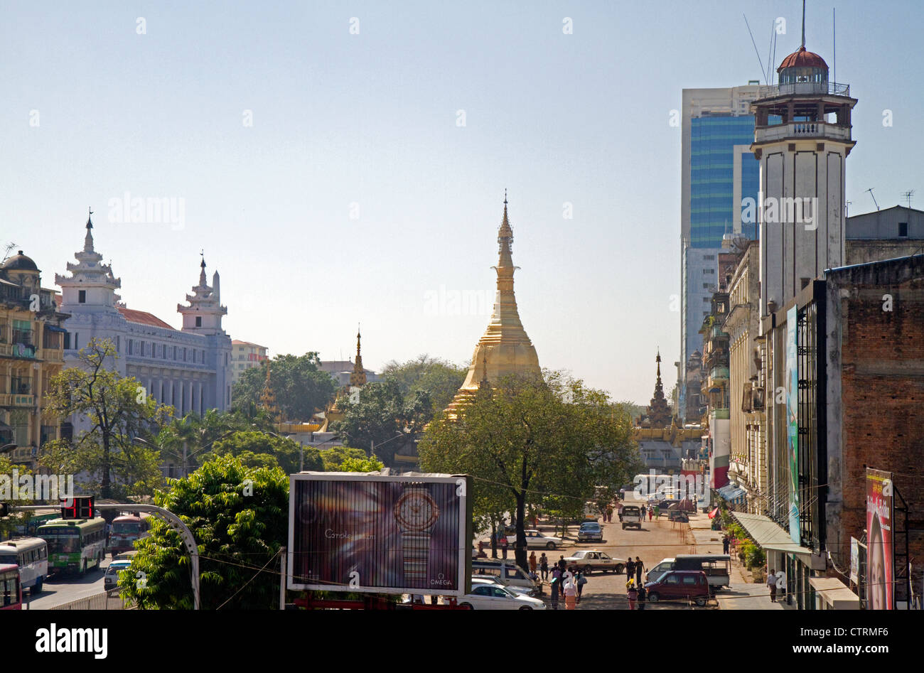 Sule Paya situé au coeur du centre-ville de Yangon (Rangoon), la Birmanie (Myanmar). Banque D'Images