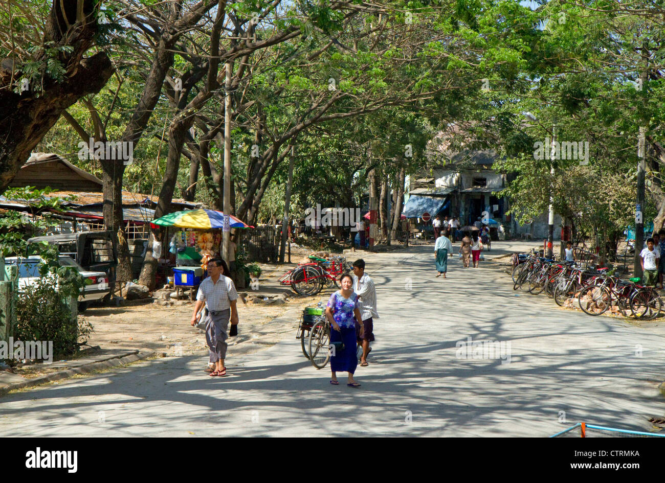 Scène de rue à Yangon (Rangoon), la Birmanie (Myanmar). Banque D'Images