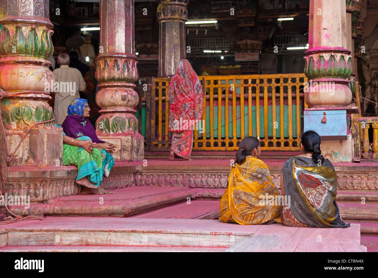 Les femmes indiennes traditionnelles dans la région de temple pendant festival de couleurs / Holi célébration à Mathura, Uttar Pradesh, Inde Banque D'Images