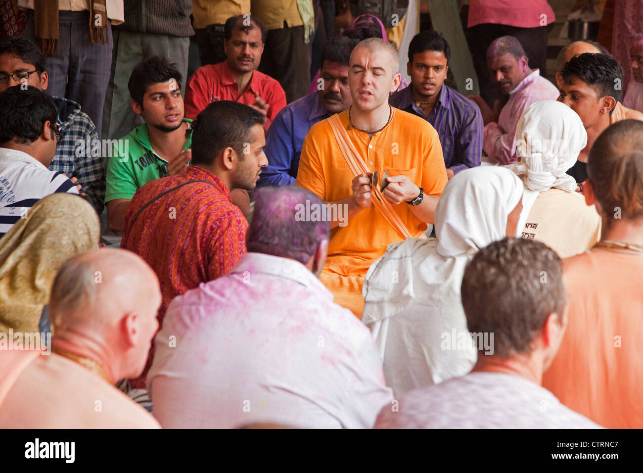 Fidèles priant à Hare Krishna Krishna Balaram Temple ISKCON à Vrindavan, Uttar Pradesh, Inde Banque D'Images