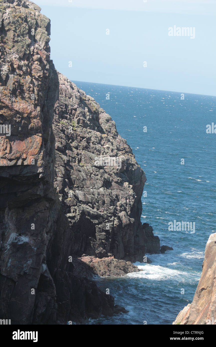 Falaise sur la mer à l'île de Lewis. Banque D'Images