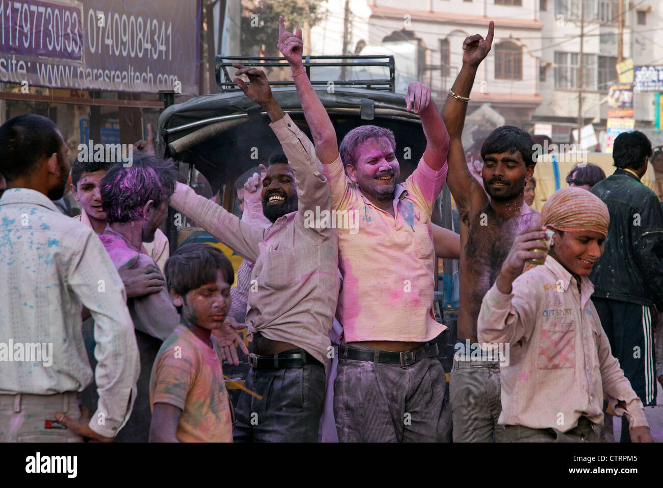 Les hommes couverts en colorant rose pour célébrer le festival de Holi, Festival des couleurs à Vrindavan, Uttar Pradesh, Inde Banque D'Images