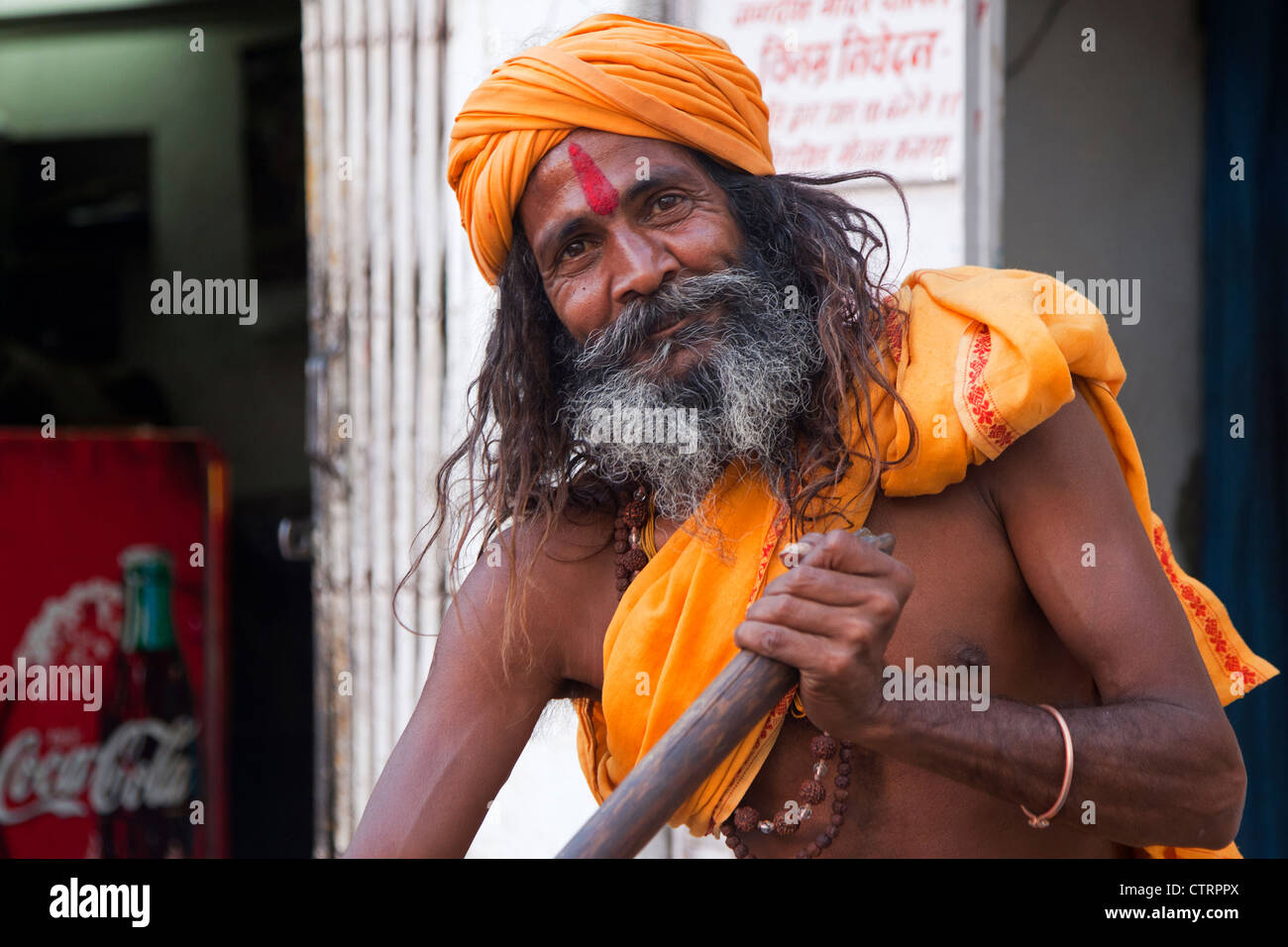 Close-up portrait of man wearing red bindi hindou sur le front à Udaipur, Rajasthan, Inde Banque D'Images